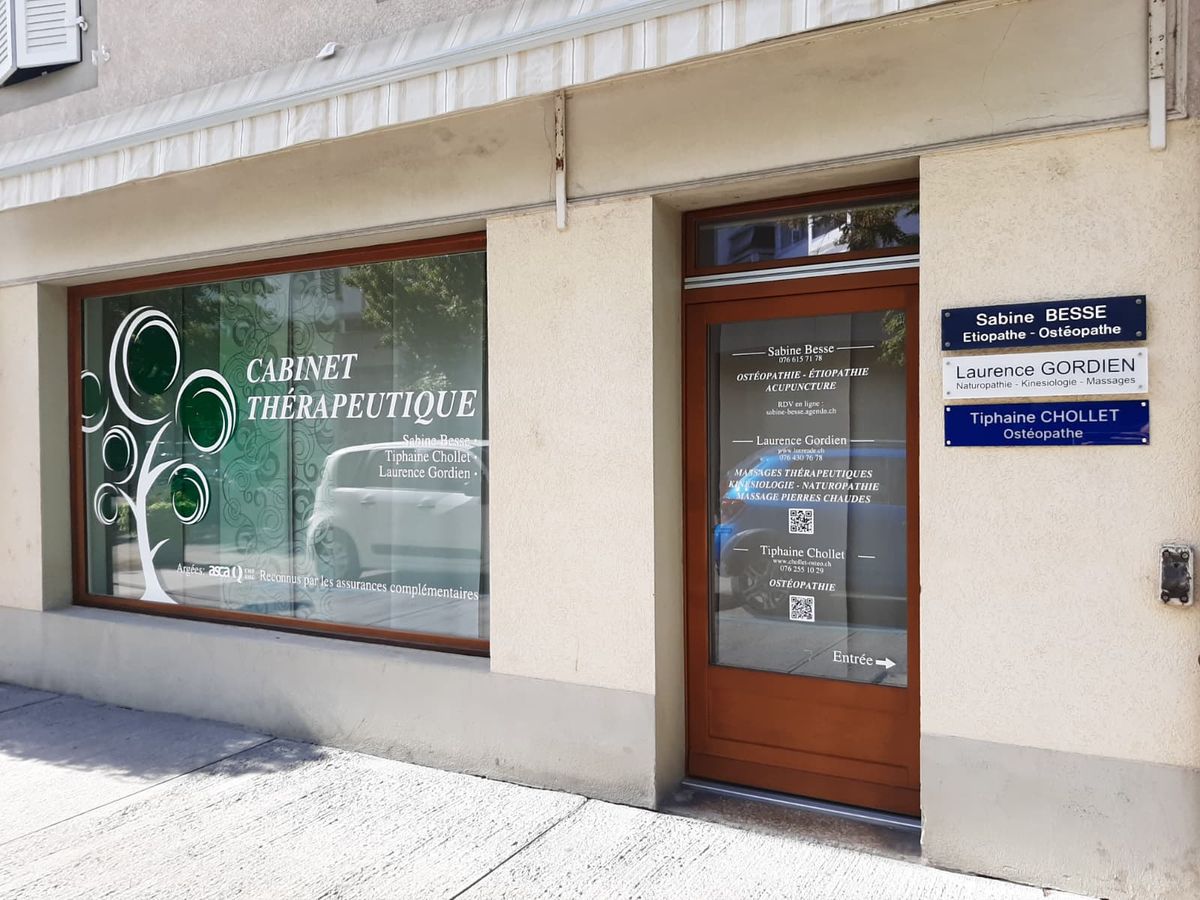 Devanture du cabinet, 15 Rue Peillonnex, avec la plaque Tiphaine Chollet Ostéopathe
